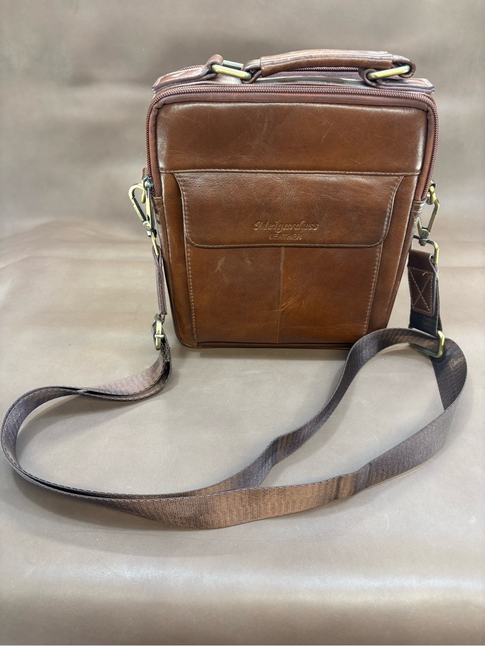 Vintage-Style Brown Leather Cross Body Bag with Adjustable Strap and Handle